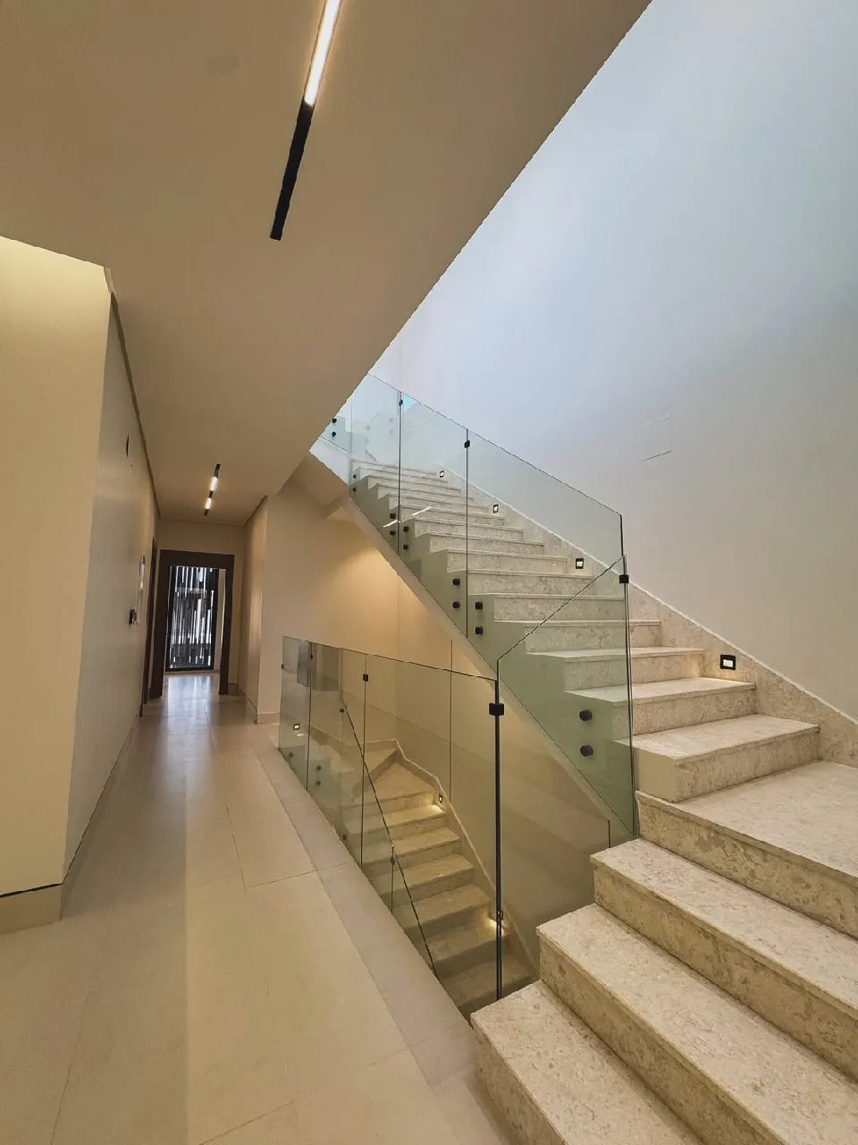 غرفة معيشة بدهان أوف وايت مودرن