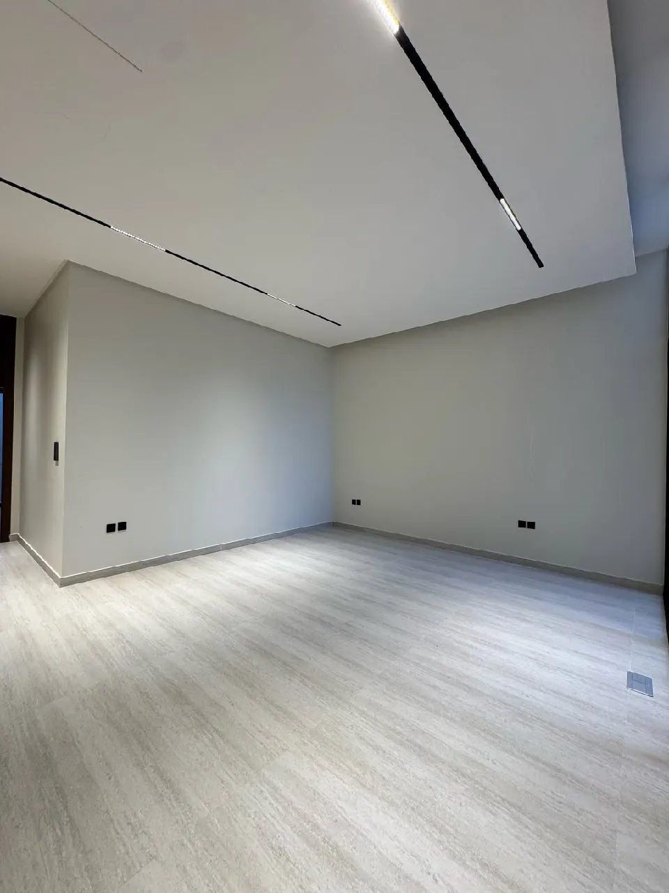 صباغ محترف يستخدم الرولة بدقة