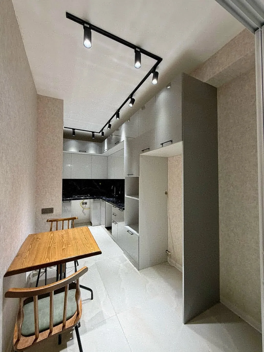 فريق عمل ينجز دهان غرفة بسرعة