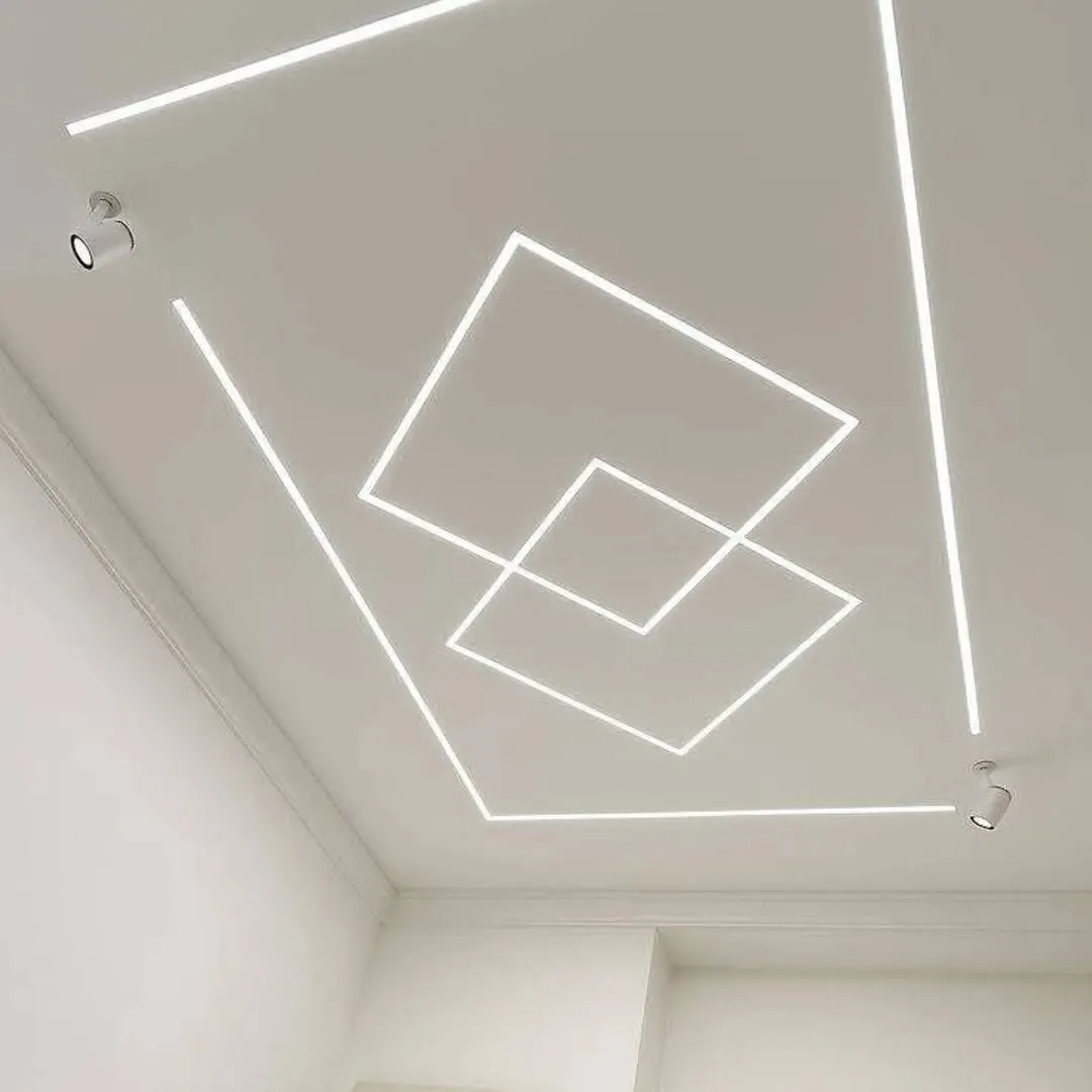 عامل يقوم بمعجون فواصل الجبس