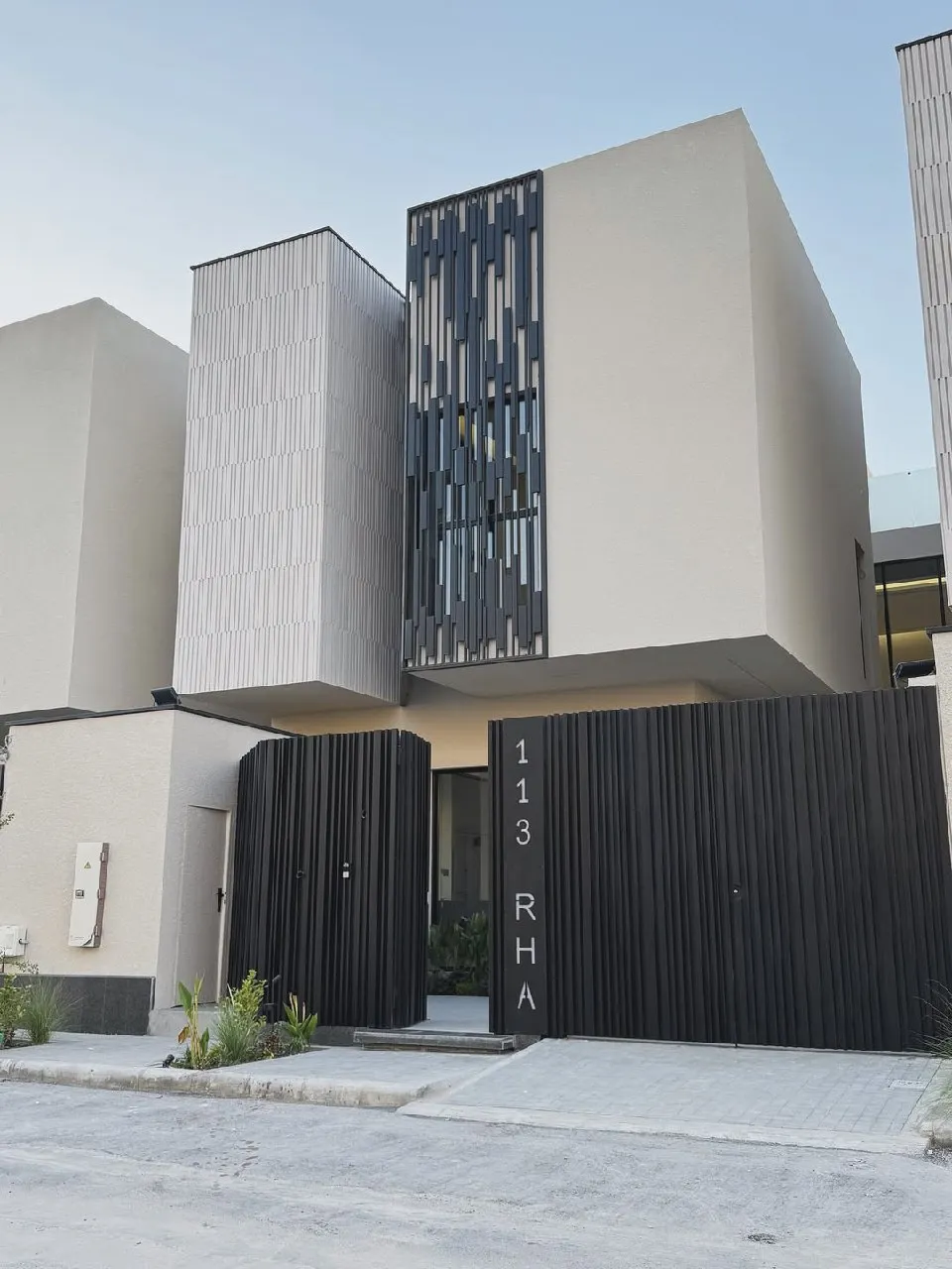 عامل يعالج شروخ الواجهة قبل الدهان